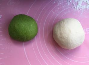 拿出排气后滚圆松弛15分钟