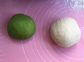 拿出排气后滚圆松弛15分钟