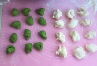 松弛下来的面团分别分成均匀12个