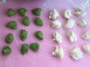 松弛下来的面团分别分成均匀12个