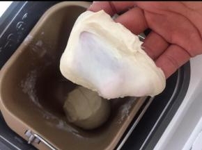 然后用面包机揉原色面团