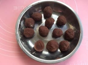 期间把豆沙分成均匀12个