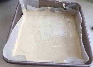 倒入模具，震一下抹平