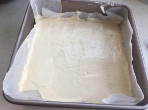 倒入模具，震一下抹平