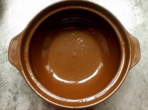 砂锅底部刷油。