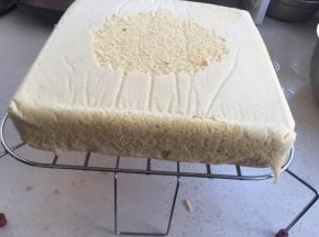 烤好拿出，倒扣撕去油纸