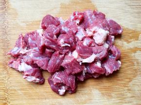 将牛腩洗净切小块。