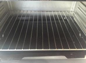 烤箱底部放注满热水的烤盘，开始预热上下火150度