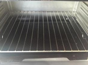 烤箱底部放注满热水的烤盘，开始预热上下火150度