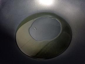 热锅倒油烧至八成热。