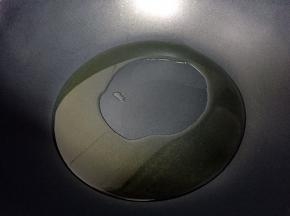 热锅倒油烧至八成热。