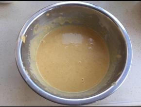 然后和蛋黄牛奶拌匀（之字型拌法）