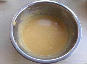 然后和蛋黄牛奶拌匀（之字型拌法）