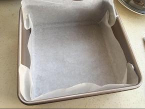 先给八寸方模铺设油纸