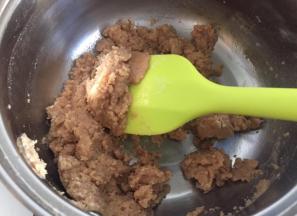 倒入全麦粉拌匀