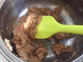 倒入全麦粉拌匀