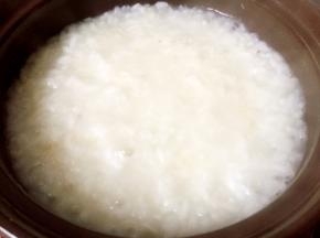 米饭汤汁收干成蜂窝状时加入煮好的土豆牛腩，打入鸡蛋。