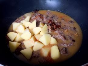 再加入土豆，适量生抽、醋和盐煮至土豆熟软即可。