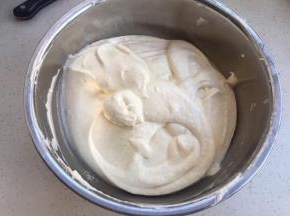 打发好的蛋白分两次加入蛋黄糊里，翻拌均匀