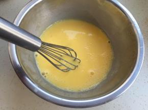 蛋黄和牛奶搅匀
