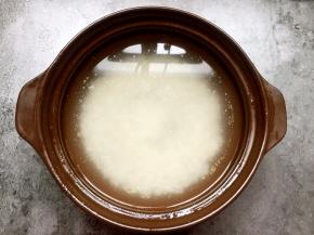 放入洗净的米和清水大火煮开转小火焖煮。