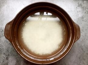 放入洗净的米和清水大火煮开转小火焖煮。