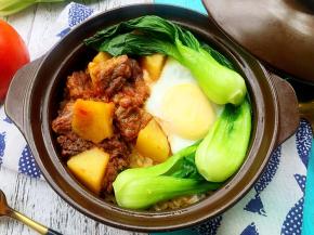 鸡蛋焖好，摆上青菜，煲仔饭就做好了！