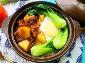 鸡蛋焖好，摆上青菜，煲仔饭就做好了！