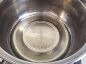 玉米油小火加热至出纹路