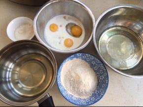 蛋白磕入无油无水打蛋盆里，滴入几滴白醋。蛋黄和牛奶一个碗。玉米油直接放奶锅