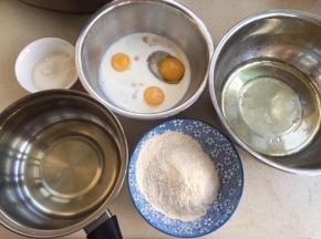 蛋白磕入无油无水打蛋盆里，滴入几滴白醋。蛋黄和牛奶一个碗。玉米油直接放奶锅