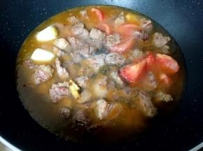 加入适量清水煮开转小火煮至牛肉熟软。