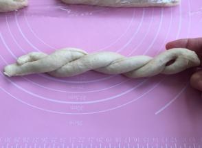 一手拿住，绕麻花