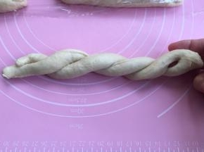 一手拿住，绕麻花