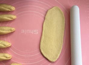 取一个擀成椭圆形