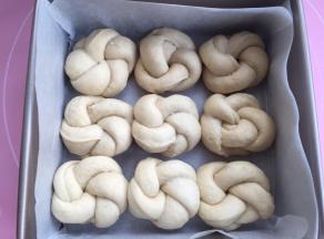 然后把尾端塞入头里。放入模具（学厨八寸方模）