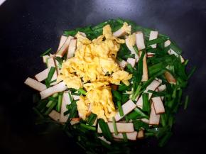 放入鸡蛋翻炒均匀。