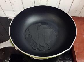 锅中倒入少许油烧热