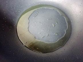 热锅再倒油烧至八成热。