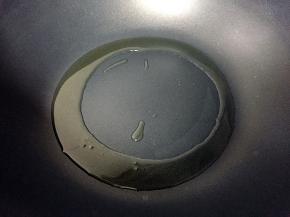 热锅倒油烧至八成热。