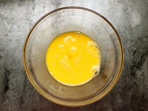 鸡蛋打散备用。