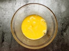 鸡蛋打散备用。