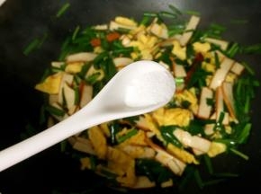 加入1/3勺盐调味。