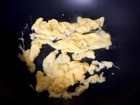 放入鸡蛋翻炒至熟透。