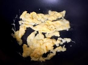 放入鸡蛋翻炒至熟透。