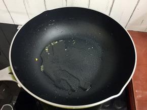 原锅倒入适量油烧热