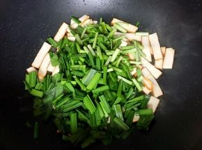 放入韭菜炒至变色。