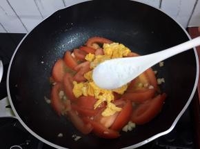 加入盐，翻炒均匀