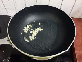 放入蒜末爆香