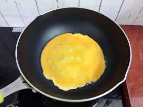 倒入鸡蛋液